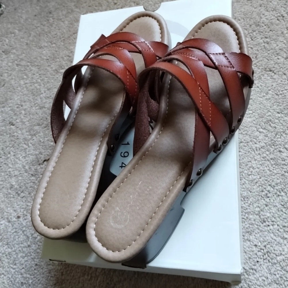 C Comfort EST. 1946 Womens Cognac Platform Block Heel Sandals Size 9.